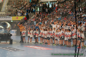 08.10.2017 Asperger Einlaufkinder beim Bundesligaspiel TVB Stuttgart - VfL Gummersbach