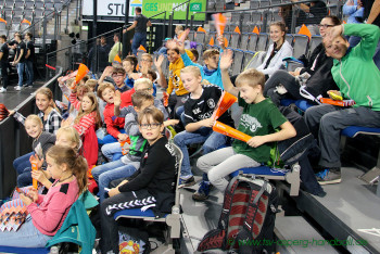 08.10.2017 Asperger Einlaufkinder beim Bundesligaspiel TVB Stuttgart - VfL Gummersbach
