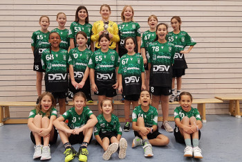 03.12.2023 weibliche E-Jugend als Einlaufkinder der Frauen 1