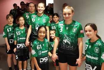 03.12.2023 weibliche E-Jugend als Einlaufkinder der Frauen 1