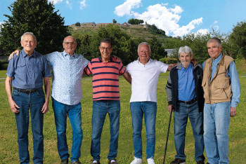 Sechs württembergische Meister von 1965 stellen das Mannschaftsfoto nach