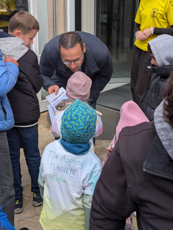 Bürgermeister Christian Eiberger übergibt die Urkunden und Medaillen beim Kirbelauf 2025